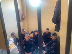 Penampakan 6 Oknum Brimob Penganiaya Mahasiswa Jambi di Sel Tahanan