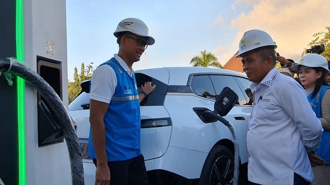Dirut PLN Darmawan Prasodjo bersama Bupati Manggarai Barat, Edistasius Endi mencoba langsung pengisian daya kendaraan listrik delegasi menggunakan SPKLU PLN.