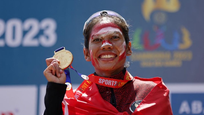 Atlet marathon putri Indonesia Odekta Elvina Naibaho usai meraih medali emas dalam SEA Games 2023 di Kamboja, Sabtu (6/5/2023). (REUTERS/Jeremy Lee)