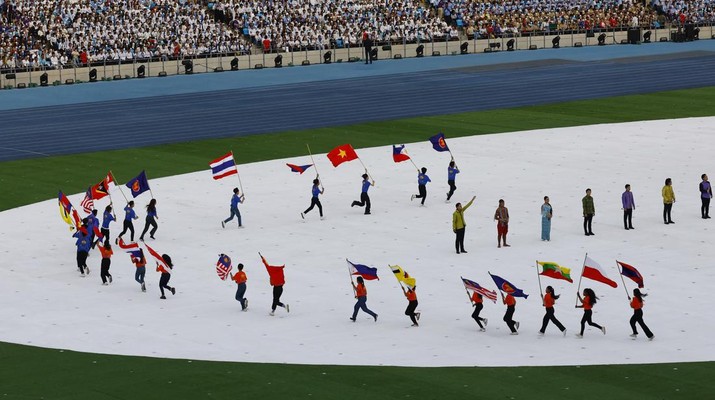 Bendera Indonesia terbalik saat Opening Ceremony SEA Games 2023 di Stadion Nasional Morodok Techo, Phnom Penh, Kamboja, Jumat (5/5/2023). (REUTERS/Kim Kyung-Hoo)