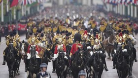Resmi Dinobatkan, Raja Charles III Sapa Warga London