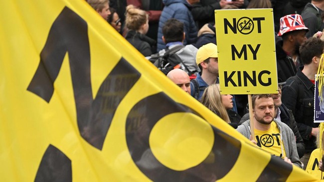 Kepolisian London mengangkap pemimpin kelompok anti-monarki Inggris, Graham Smith, jelang prosesi penobatan Raja Charles III hari ini.