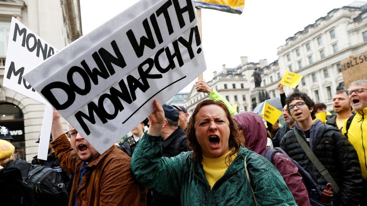 FOTO: Demo Anti-Monarki Warnai Penobatan Raja Charles III