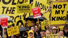 FOTO: Demo Anti-Monarki Warnai Penobatan Raja Charles III