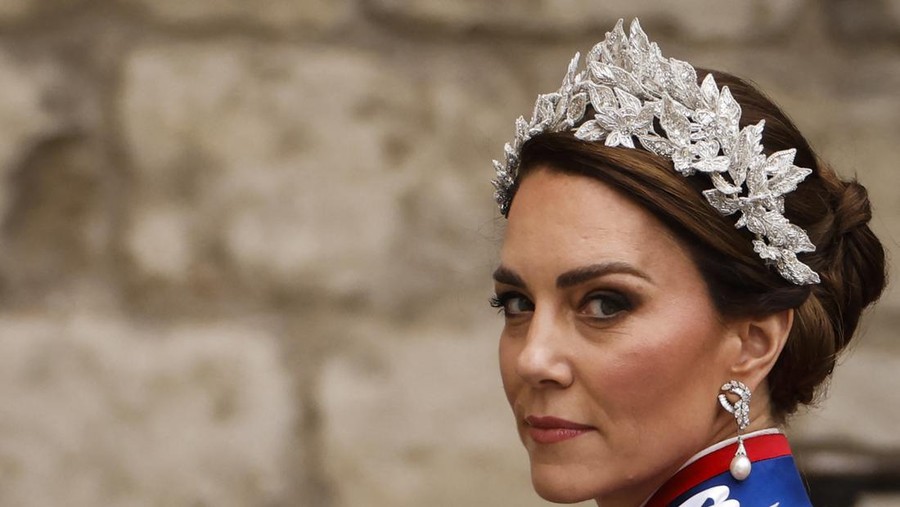 Gaya Kate Middleton di Penobatan Raja Charles III TOPSHOT - Britain's Catherine, Princess of Wales arrives at Westminster Abbey in central London on May 6, 2023, ahead of the coronations of Britain's King Charles III and Britain's Camilla, Queen Consort. - The set-piece coronation is the first in Britain in 70 years, and only the second in history to be televised. Charles will be the 40th reigning monarch to be crowned at the central London church since King William I in 1066. Outside the UK, he is also king of 14 other Commonwealth countries, including Australia, Canada and New Zealand. Camilla, his second wife, will be crowned queen alongside him, and be known as Queen Camilla after the ceremony. (Photo by Odd ANDERSEN / AFP) (Photo by ODD ANDERSEN/AFP via Getty Images)