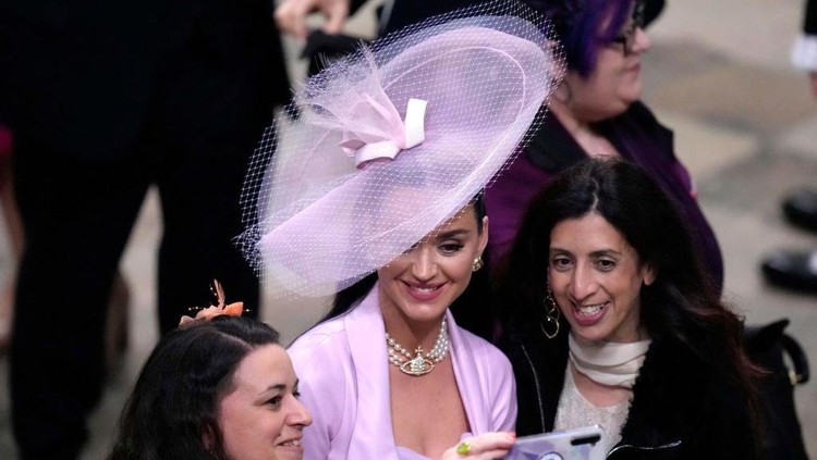 LONDON, ENGLAND - MAY 06: Katy Perry takes selfies during the Coronation of King Charles III and Queen Camilla on May 06, 2023 in London, England. The Coronation of Charles III and his wife, Camilla, as King and Queen of the United Kingdom of Great Britain and Northern Ireland, and the other Commonwealth realms takes place at Westminster Abbey today. Charles acceded to the throne on 8 September 2022, upon the death of his mother, Elizabeth II. (Photo by Gareth Cattermole/Getty Images)