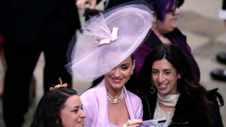 Katy Perry LONDON, ENGLAND - MAY 06: Katy Perry takes selfies during the Coronation of King Charles III and Queen Camilla on May 06, 2023 in London, England. The Coronation of Charles III and his wife, Camilla, as King and Queen of the United Kingdom of Great Britain and Northern Ireland, and the other Commonwealth realms takes place at Westminster Abbey today. Charles acceded to the throne on 8 September 2022, upon the death of his mother, Elizabeth II. (Photo by Gareth Cattermole/Getty Images)