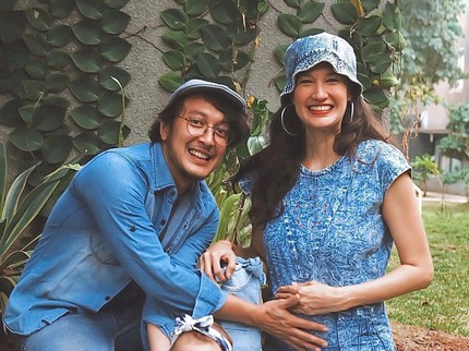 Rayakan Ultah Pernikahan Ke-5, Nadine Chandrawinata juga Umumkan Kehamilan Kedua