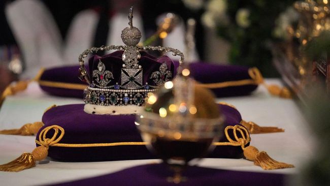 Mahkota besar dengan berlian yang tak kalah besar, -berukuran sebesar kelapa- Kohinoor, tak akan muncul pada hari penobatan, meski seharusnya dipakai Camilla.