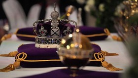 Camilla Tak Akan Pakai Mahkota dengan Berlian 105 Karat Penuh Kutukan