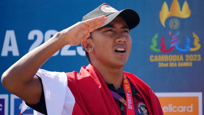 Rashif Amila Yaqin mengaku terharu menjadi peraih medali emas pertama kontingen Indonesia di SEA Games 2023 di Kamboja.