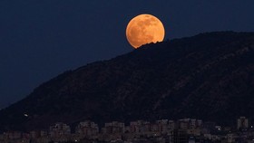 FOTO: Penampakan Gerhana Bulan Penumbra di Berbagai Negara