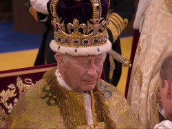 Momen Emosional Raja Charles III Resmi Dinobatkan Sebagai Raja Inggris