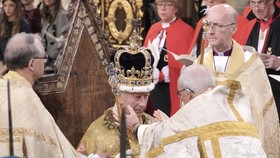 Resmi Jadi Raja Inggris, Charles III Kenakan Mahkota St Edward