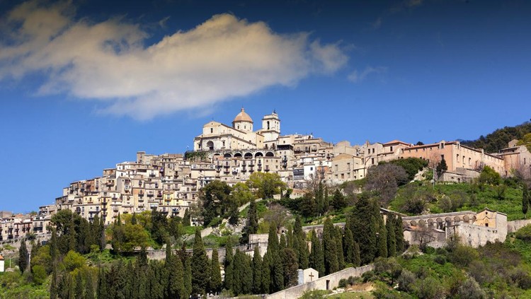 Petralia Soprana di Italia Petralia Soprana, Palermo, Sicily, Italy - April 11,2013: It is the highest village or Parco delle Madonie and contains mani subdivisions mainly villages and hamlets.