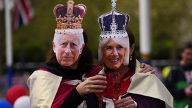 FOTO: Antusias Warga Inggris Sambut Penobatan Raja Charles III