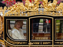 Potret Raja Charles dan Ratu Camilla di Kereta Kuda Berbalut Emas