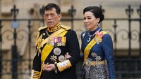 <p>Bagaimana tidak, Ratu Suthida tampil elegan dalam balutan busana kenegaraan. Penampilannya mencerminkan nuansa anggun khas bangsawan Thailand dengan rok lilit bermotif etnik yang melengkapi <em>outfit</em>-nya. (Foto: Joe Giddens/PA Images via Getty Images)</p>