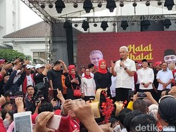 Ganjar Dielu-elukan Warga Surabaya, Teriakan Presiden Menggema