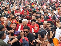 Lautan Manusia Arak Ganjar Saat Silaturahmi dengan Wali Kota Eri