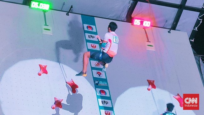 Delapan atlet panjat tebing Indonesia nomor speed putra berhasil melewati babak kualifikasi Kejuaraan Dunia IFSC 2023 edisi Jakarta pada Sabtu (6/5) malam.