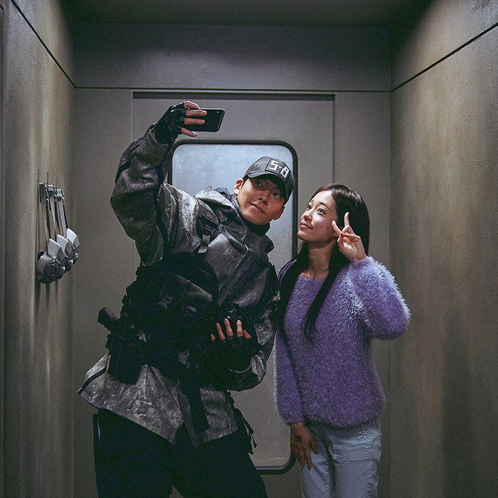 Still Cut Kim Woo Bin dan Roh Yoon Seo / Foto : twitter.com/netflixkr