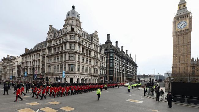 Grenadier Guards march the streets in front of Big Ben in Westminster on the day of Britain's King Charles' coronation in London, Britain May 6, 2023. REUTERS/Marko Djurica