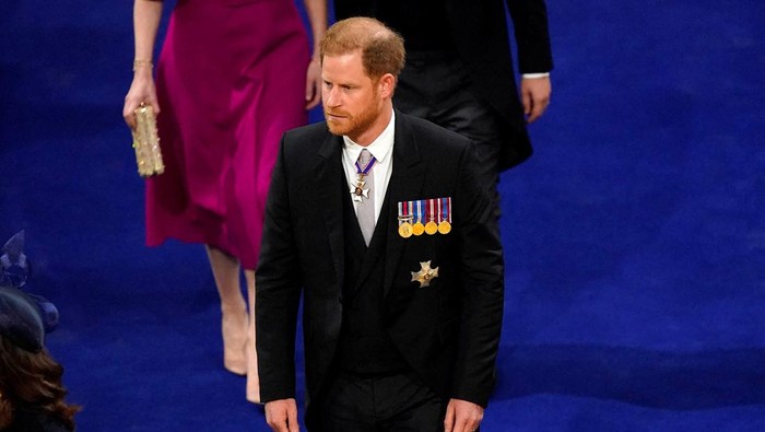 Pangeran Harry hadir dalam upacara penobatan Raja Charles III di Westminster Abbey, Sabtu (6/5/2023). Harry hadir tanda didampingi Meghan Markle.