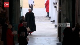 VIDEO: Momen Pintu Westminster Abbey Dibuka Jelang Penobatan Raja