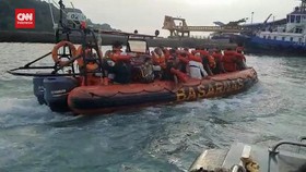 VIDEO: Detik-detik Evakuasi Kapal Feri Terbakar di Merak Banten