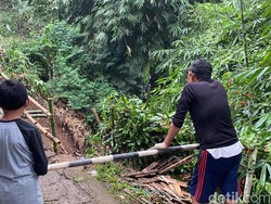 Jalan Terdampak Longsor, Warga Ciumbuleuit Bangun Jembatan Darurat