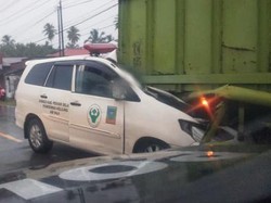 Ambulans Tabrak Truk di Pesisir Selatan, 2 Orang Luka