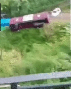 Momen Menegangkan Bus Masuk Jurang di Guci Tegal-Satu Orang Dilaporkan Tewas