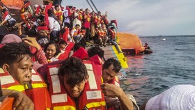 FOTO: Evakuasi Penumpang KMP Royce 1 yang Terbakar di Laut Merak
