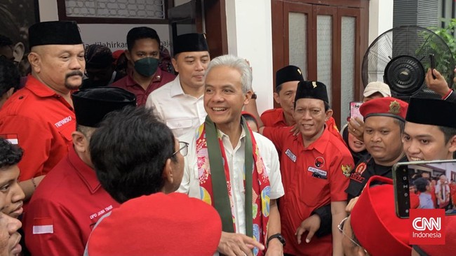 Relawan berebut bersalaman dengan Ganjar Pranowo yang hadir di peresmian rumah relawan di Menteng, Jakarta Pusat.