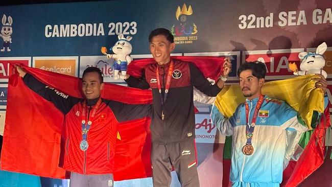 Insiden mati lampu dan sorotan lampu mobil ke podium cabor atletik nomor jalan cepat dimaklumi atlet Indonesia Hendro Yap yang meraih emas.