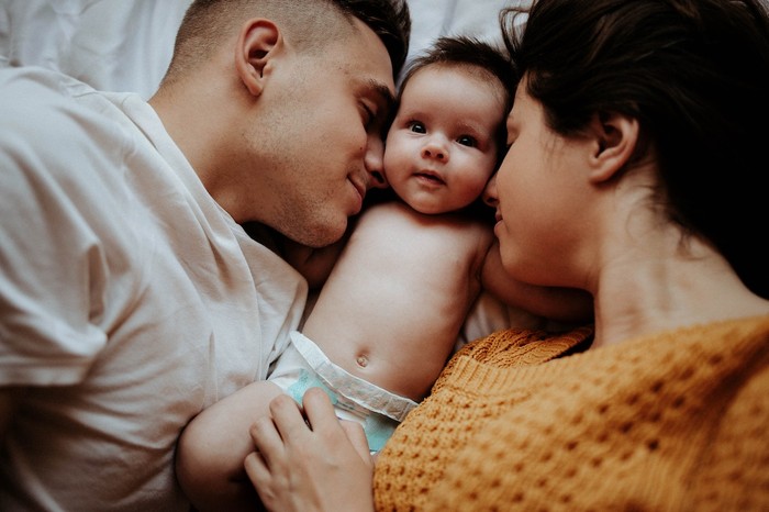 Ilustrasi orangtua dan bayi/Foto: Pexels/Danik Prihodko