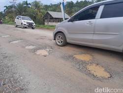Derita Warga Sultra 4 Tahun Mandi Debu gegara Jalan Kendari-Motoha Rusak