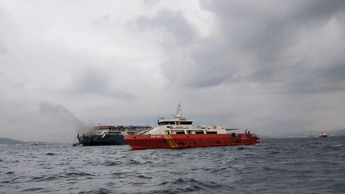 FOTO: Evakuasi Penumpang KMP Royce 1 yang Terbakar di Laut Merak