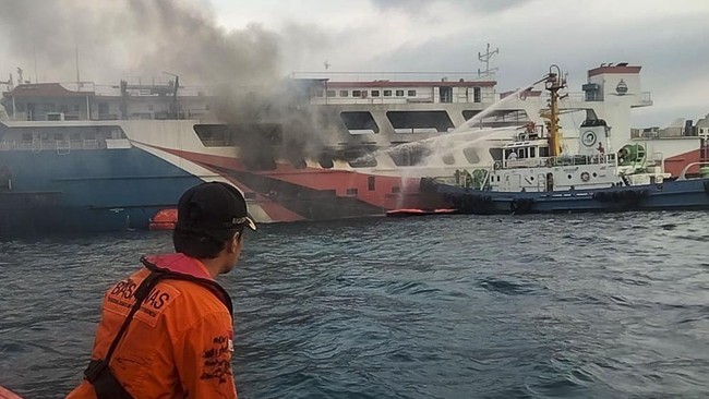 Kebakaran Kapal Royce 1 di dekat Merak, Selat Sunda, Sabtu (6/5) sore, melibatkan operasi penyelamatan yang menegangkan. Simak kronologinya.