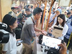 Wamenparekraf Angela Cicipi Kacang Mete di Pasar Rakyat: Ibu Cantik Sekali!