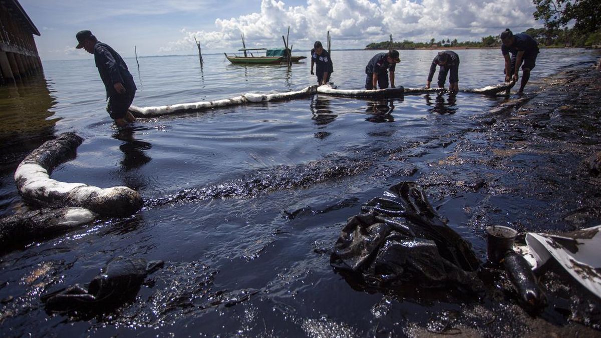 Minyak Hitam Cemari Pantai Bintan Kepri, Wisatawan-Nelayan Teriak