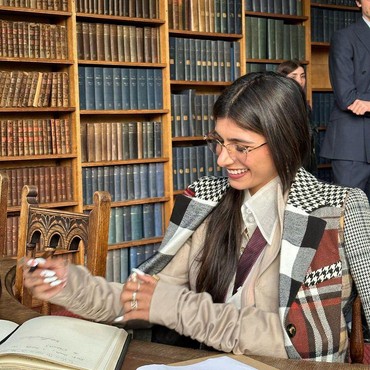 Jadi Dosen Tamu di Universitas Oxford, Baju Minim Mia Khalifa Dihujat