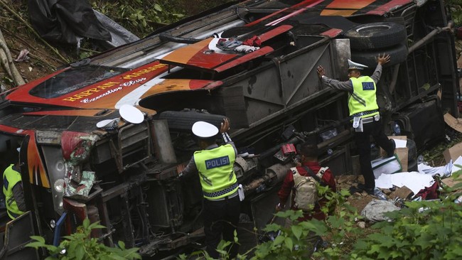 Senior investigator KNKT Ahmad Wildan menyebut berdasarkan kesimpulan awal investigasi, rem tangan bus yang terperosok ke sungai itu masih terkunci.
