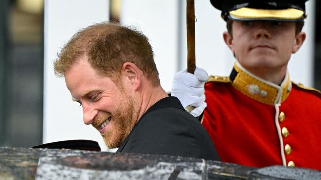 Pangeran Harry memenangkan gugatan atas kasus peretasan oleh tabloid Inggris. Hal itu membuatnya dapat ganti rugi Rp2,7 miliar.