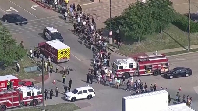 Polisi konfirmasi 8 orang tewas dalam penembakan massal di mal Texas pada Sabtu (6/5). Pelaku juga tewas 'dilumpuhkan' polisi. 