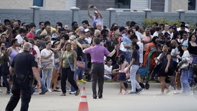 FOTO: Penembakan di Mal Texas Tewaskan 8 Orang