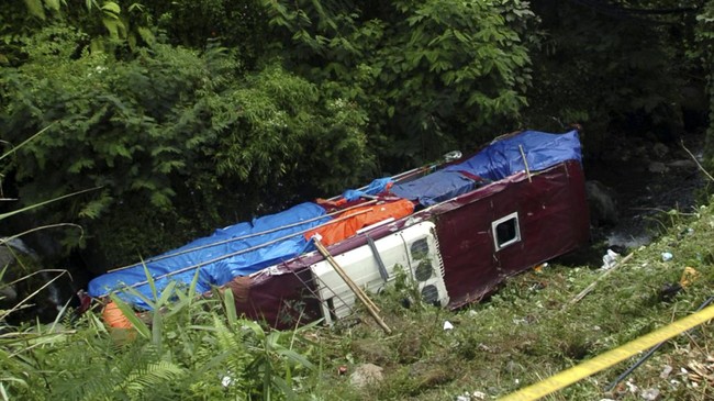 Sopir bus peziarah yang masuk sungai di kawasan Guci, Tegal, Jawa Tengah mengaku tengah mengobrol di luar bus saat kejadian.
