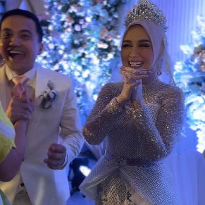 <p>"<em>Happy wedding</em> aa dan istri, semoga menjadi keluarga <em>sakinah, mawadah, warahman, Aminn</em>," doa seorang netizen. "<em>Happy wedding</em> Pak Wabup <em>@sahrulgunawanofficia</em>l. Teriring doa terbaik dari kami semoga SAMAWA, Aminn," tutur netizen lainnya. (Foto: Instagram: @dewigita01)</p>