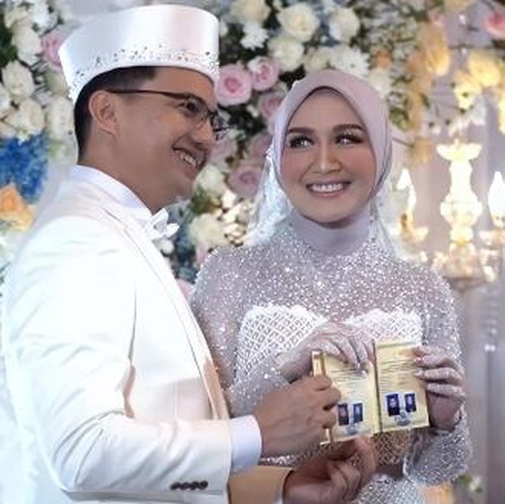 <p>Sahrul mengucapkan ijab kabul dengan satu tarikan nafas, Bunda. Keduanya pun tersenyum bahagia saat memamerkan buku pernikahannya. (Foto: Instagram: @hengkykurniawan)</p>
